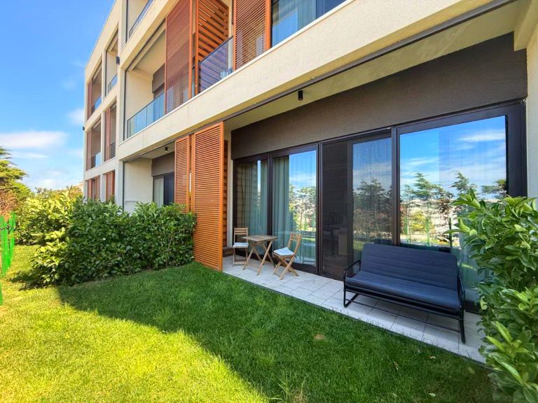 Sea Breeze White Residence